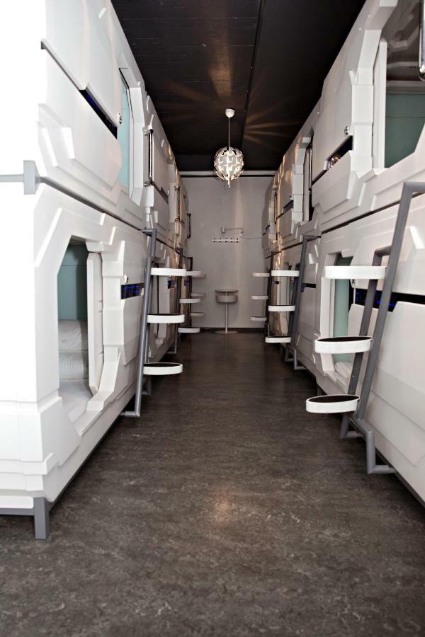 Puffin Nest Capsule Hostel Вестманнаэйяр Экстерьер фото